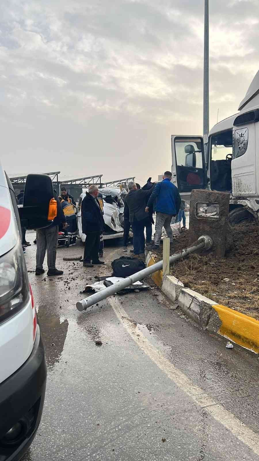 Kavşakta hafif ticari araçla çarpışan tır orta refüje çıktı