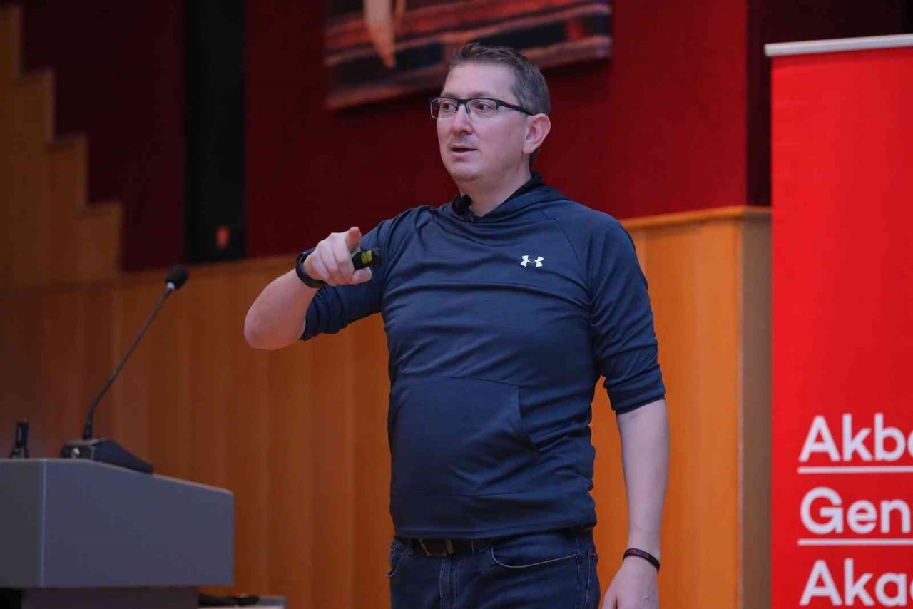 DEÜ, NASA’daki Türk astrofizikçiyi öğrencilerle buluşturdu