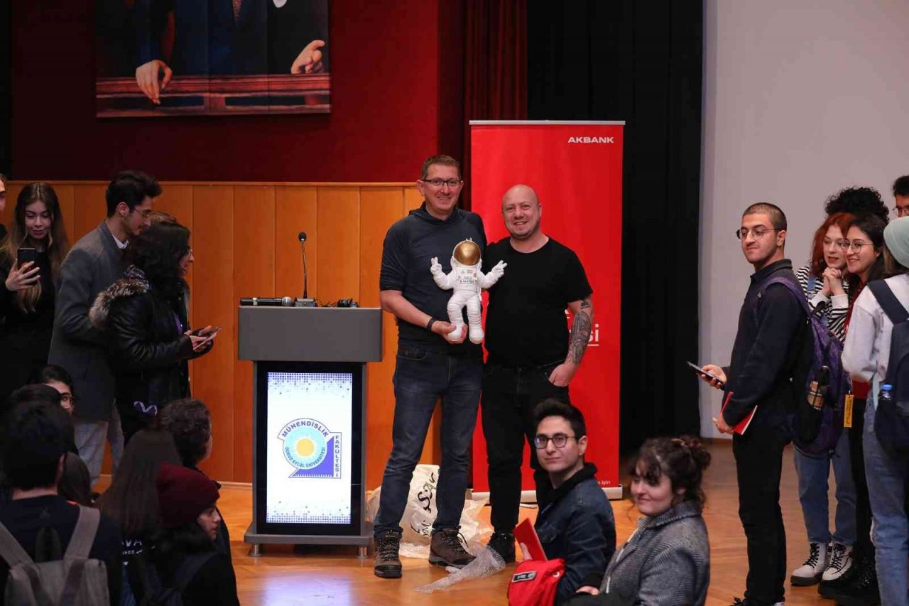 DEÜ, NASA’daki Türk astrofizikçiyi öğrencilerle buluşturdu