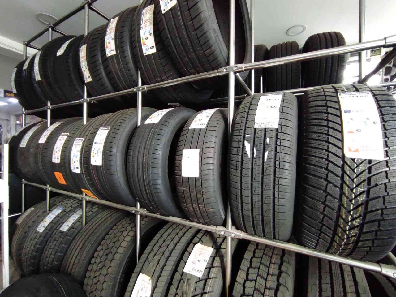 Kış lastiği zorunluluğu başlıyor: Lastikçilerde yoğun mesai