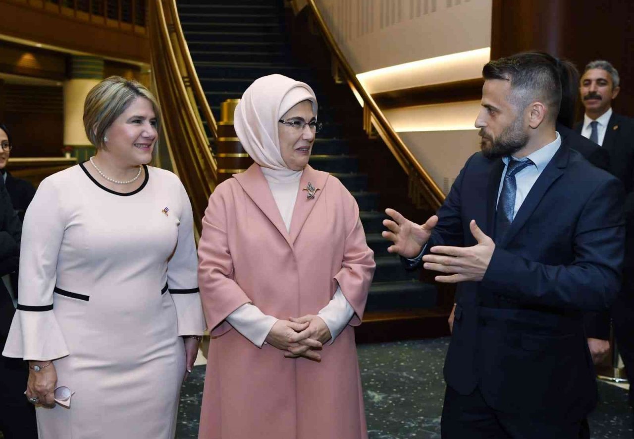 Emine Erdoğan sayesinde okuma yazma öğrenen köylü kadınların son isteği