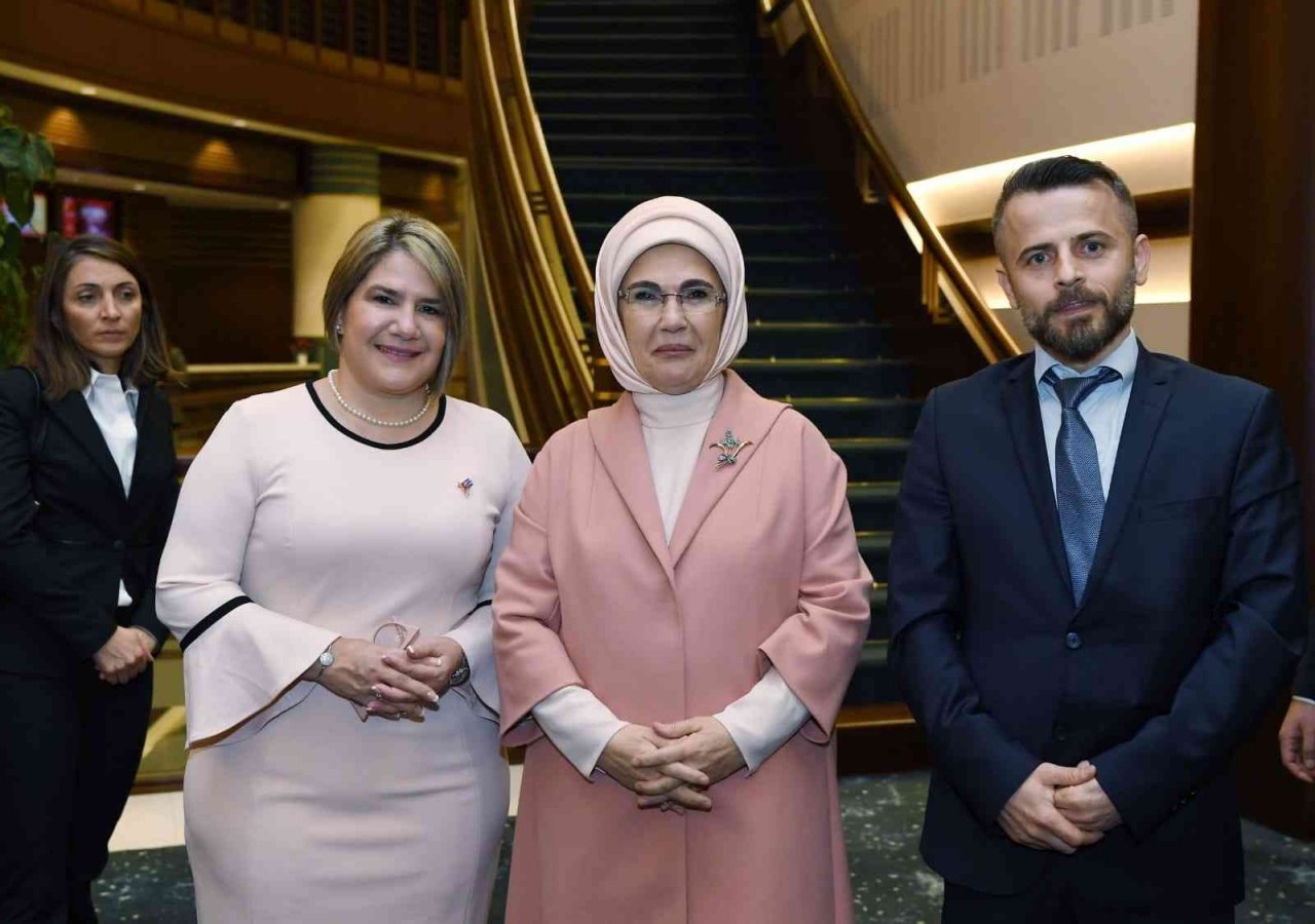 Emine Erdoğan sayesinde okuma yazma öğrenen köylü kadınların son isteği