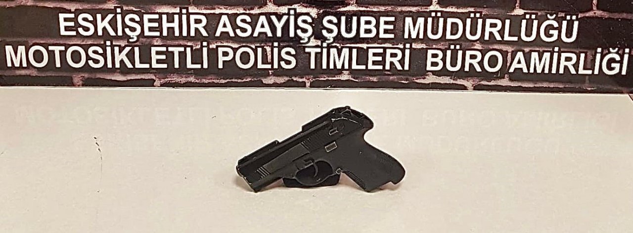Şüpheli şahıslardan tabanca ve pompalı tüfek ele geçirildi