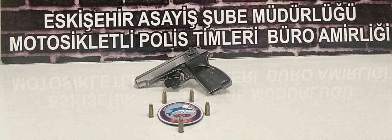 Şüpheli şahıslardan tabanca ve pompalı tüfek ele geçirildi