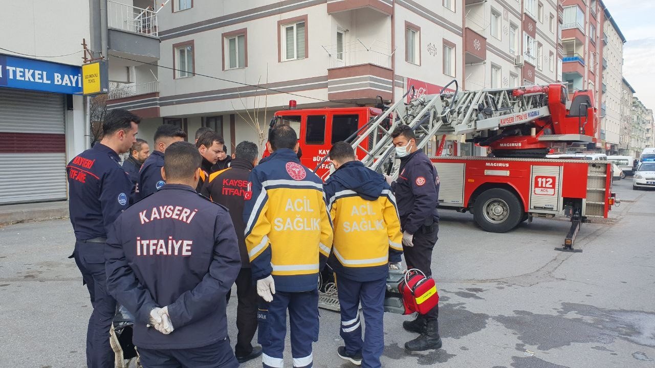 Yaşlı kadın, balkonda iple asılmış halde bulundu