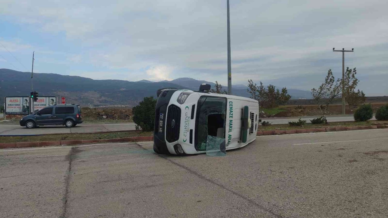 Cenaze aracı otomobil ile çarpıştı: 2 yaralı