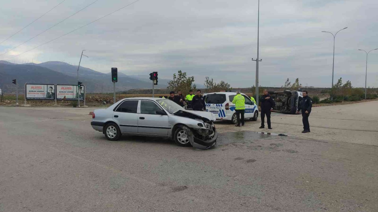 Cenaze aracı otomobil ile çarpıştı: 2 yaralı
