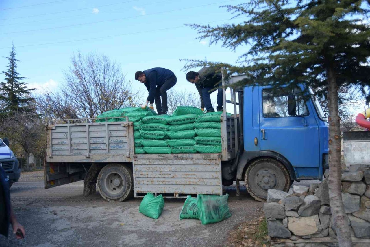 Kahramankazan Belediyesi, ihtiyaç sahibi 700 haneye 500 ton kömür yardımında bulunuyor
