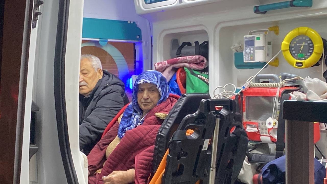 Yangında dumandan etkilenen kadın hastaneye kaldırıldı