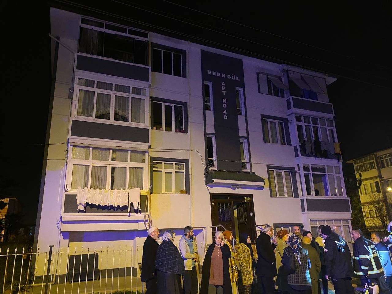 Yangında dumandan etkilenen kadın hastaneye kaldırıldı