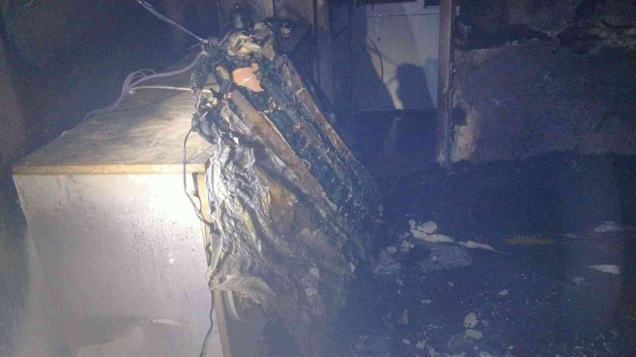 Yangında dumandan etkilenen kadın hastaneye kaldırıldı