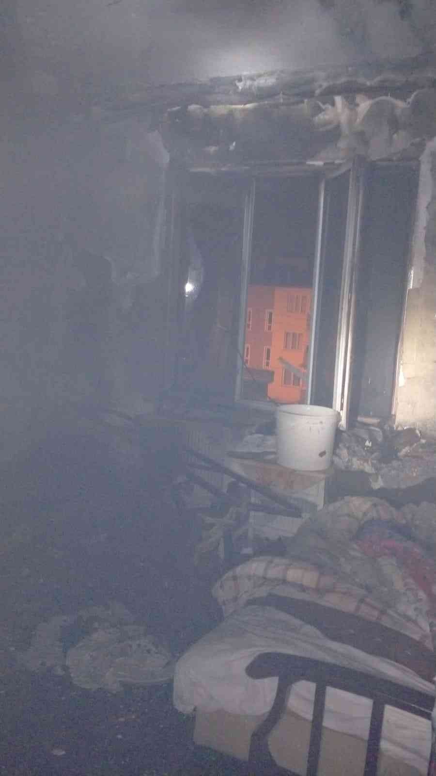 Yangında dumandan etkilenen kadın hastaneye kaldırıldı