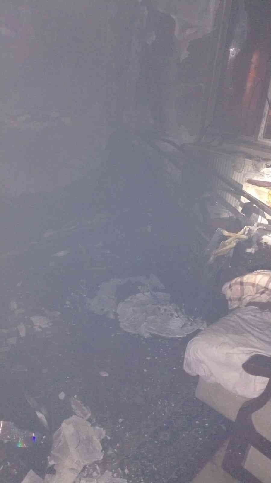 Yangında dumandan etkilenen kadın hastaneye kaldırıldı