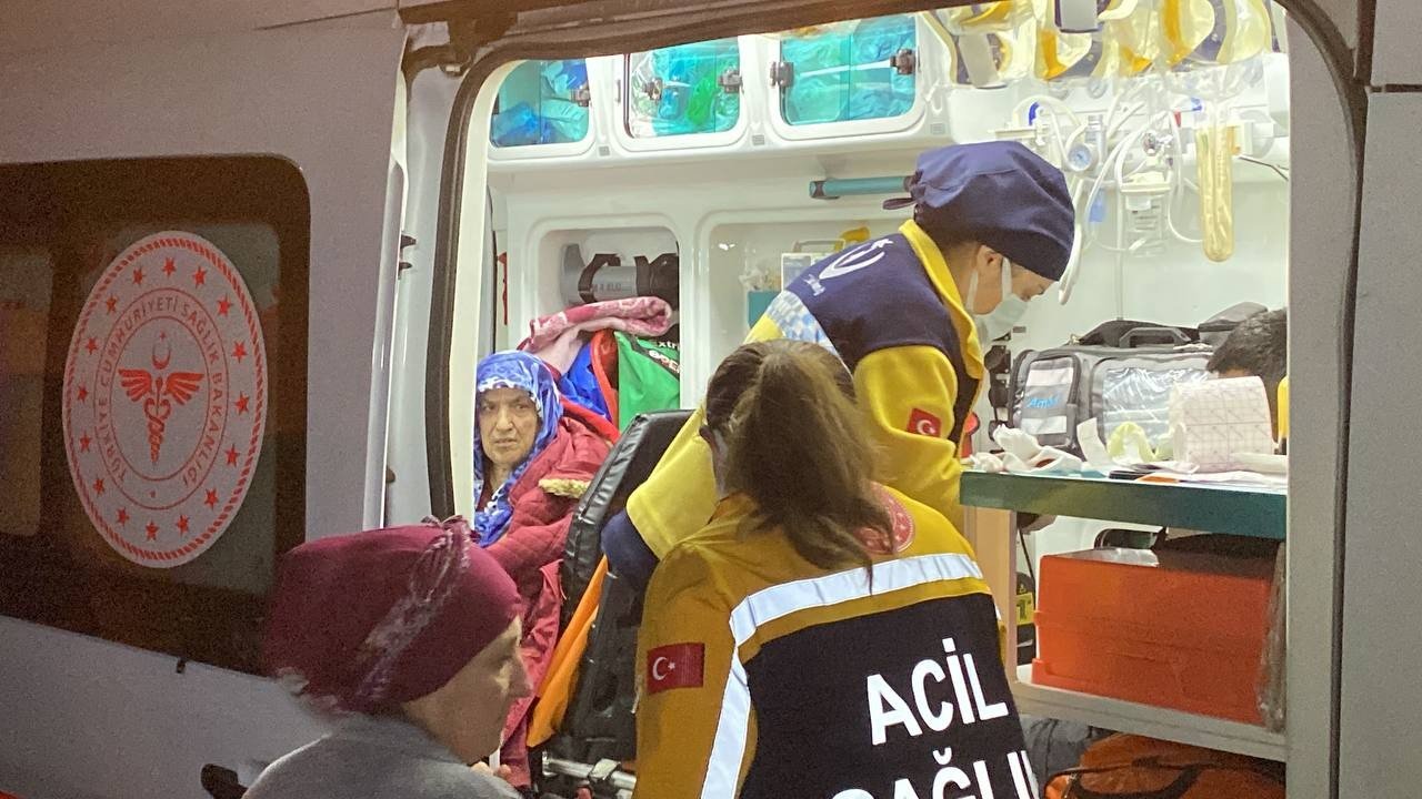 Yangında dumandan etkilenen kadın hastaneye kaldırıldı