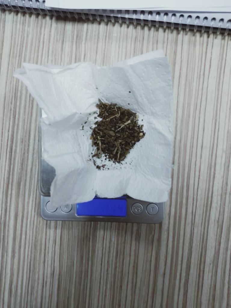 Şüphelenilen şahsın üzerinde peçeteye sarılı uyuşturucu bulundu