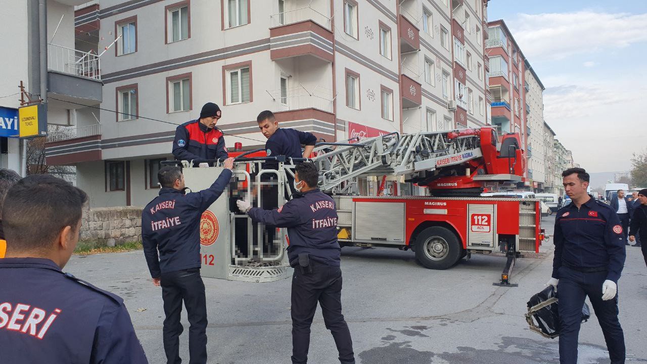 Yaşlı kadın, balkonda iple asılmış halde bulundu