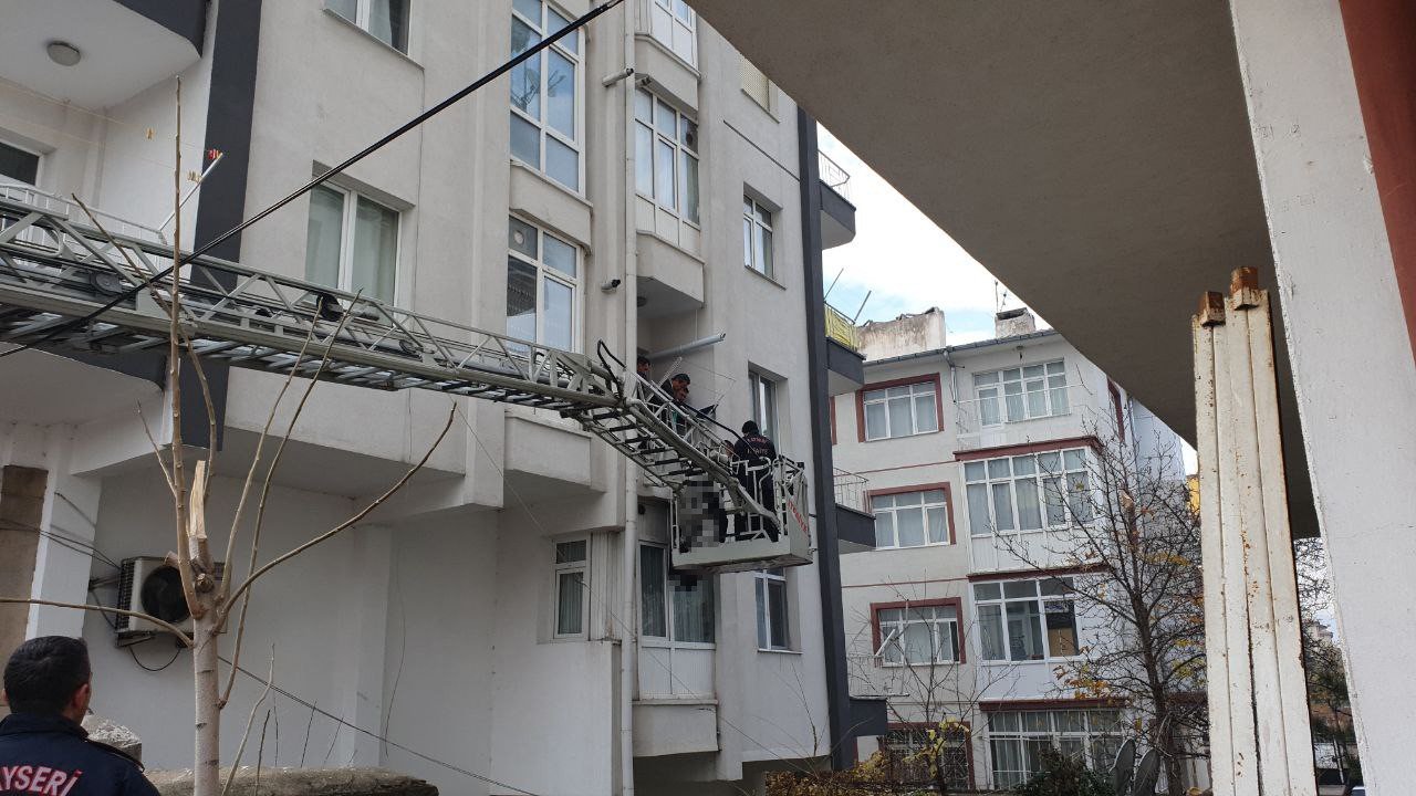 Yaşlı kadın, balkonda iple asılmış halde bulundu