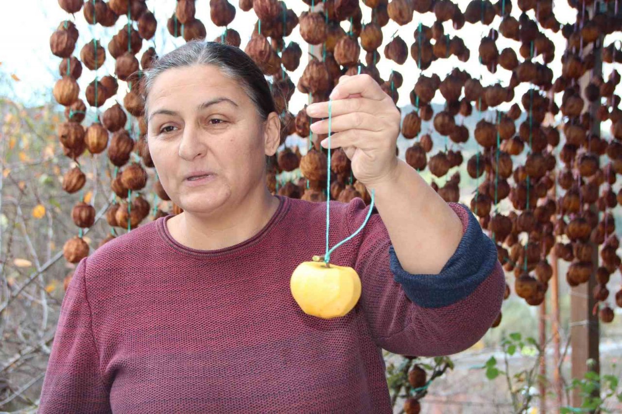 Kurutmaya bıraktıkları cennet hurmalarına adeta çocuk gibi bakıyorlar