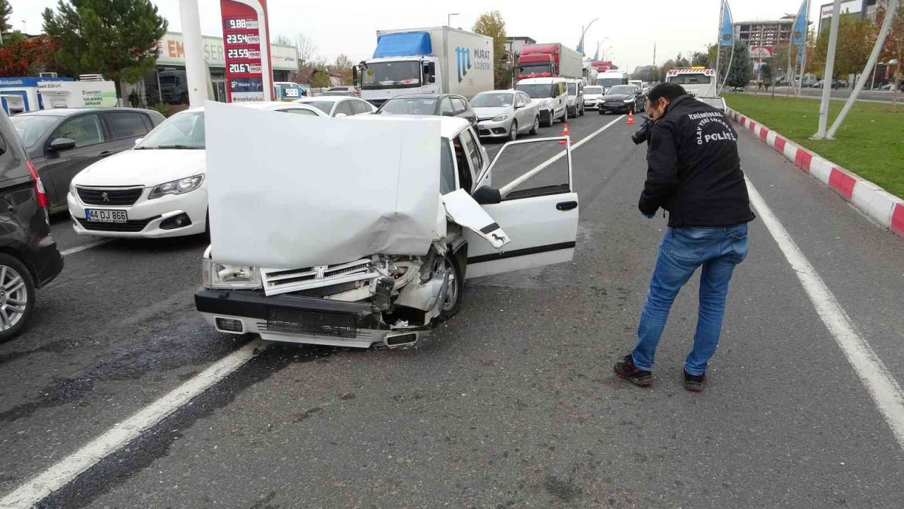 Kırmızı ışıkta bekleyen araçların arasına daldı