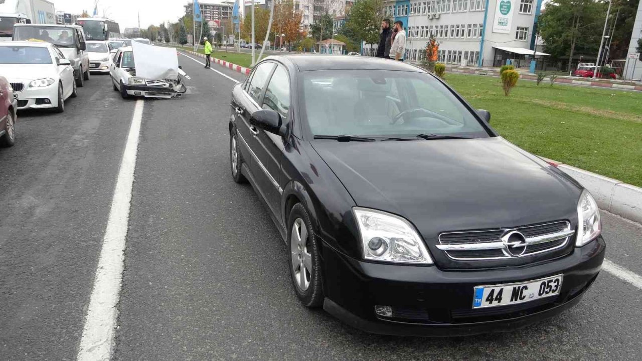 Kırmızı ışıkta bekleyen araçların arasına daldı