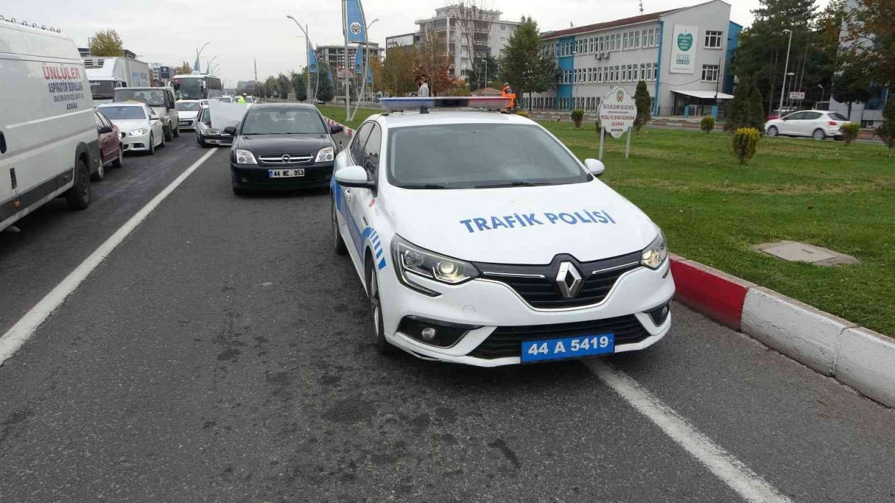 Kırmızı ışıkta bekleyen araçların arasına daldı