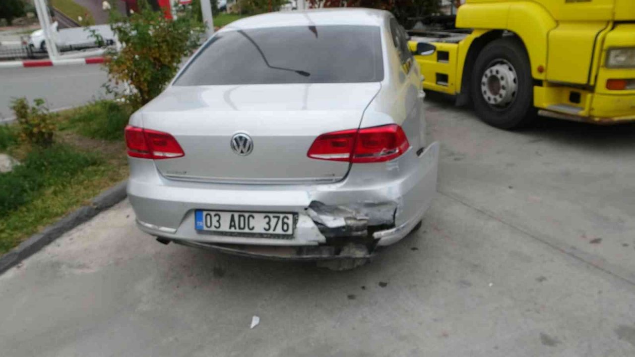 Kırmızı ışıkta bekleyen araçların arasına daldı