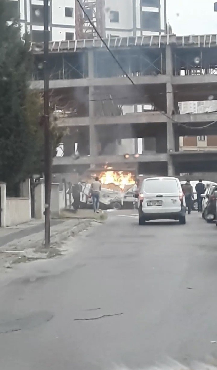 Maltepe’de kağıt yüklü kamyonet alev alev yandı