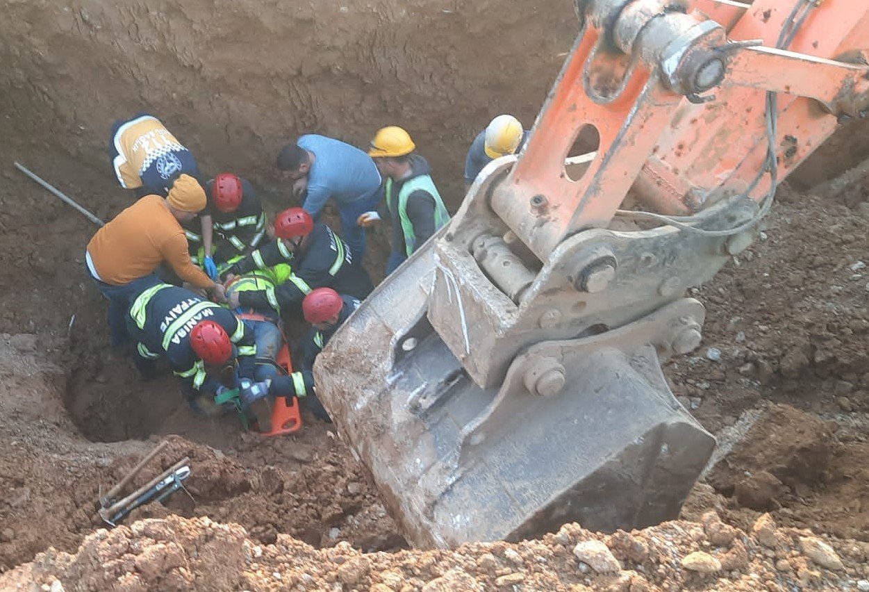 Şantiyede göçük altında kalan işçi itfaiye ekipleri tarafından kurtarıldı