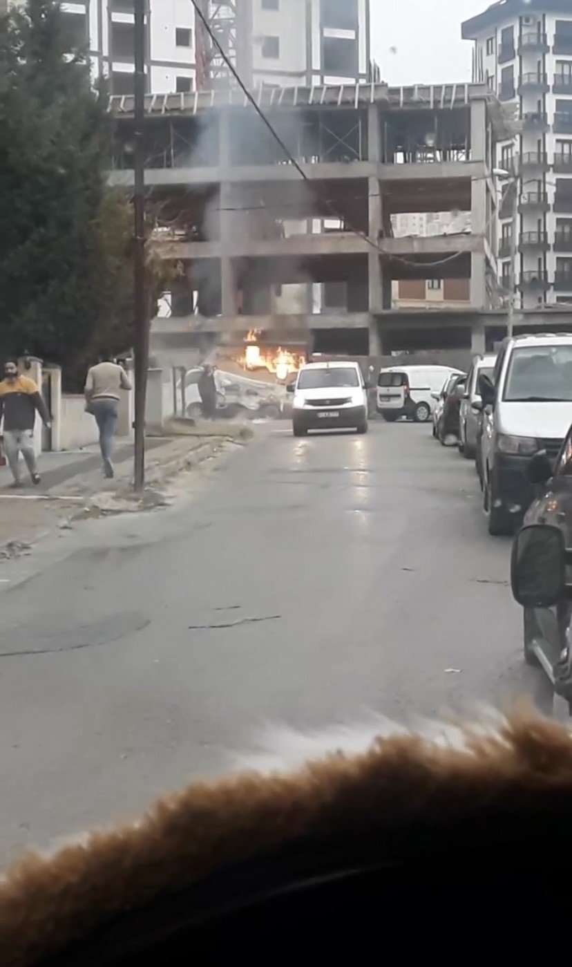 Maltepe’de kağıt yüklü kamyonet alev alev yandı