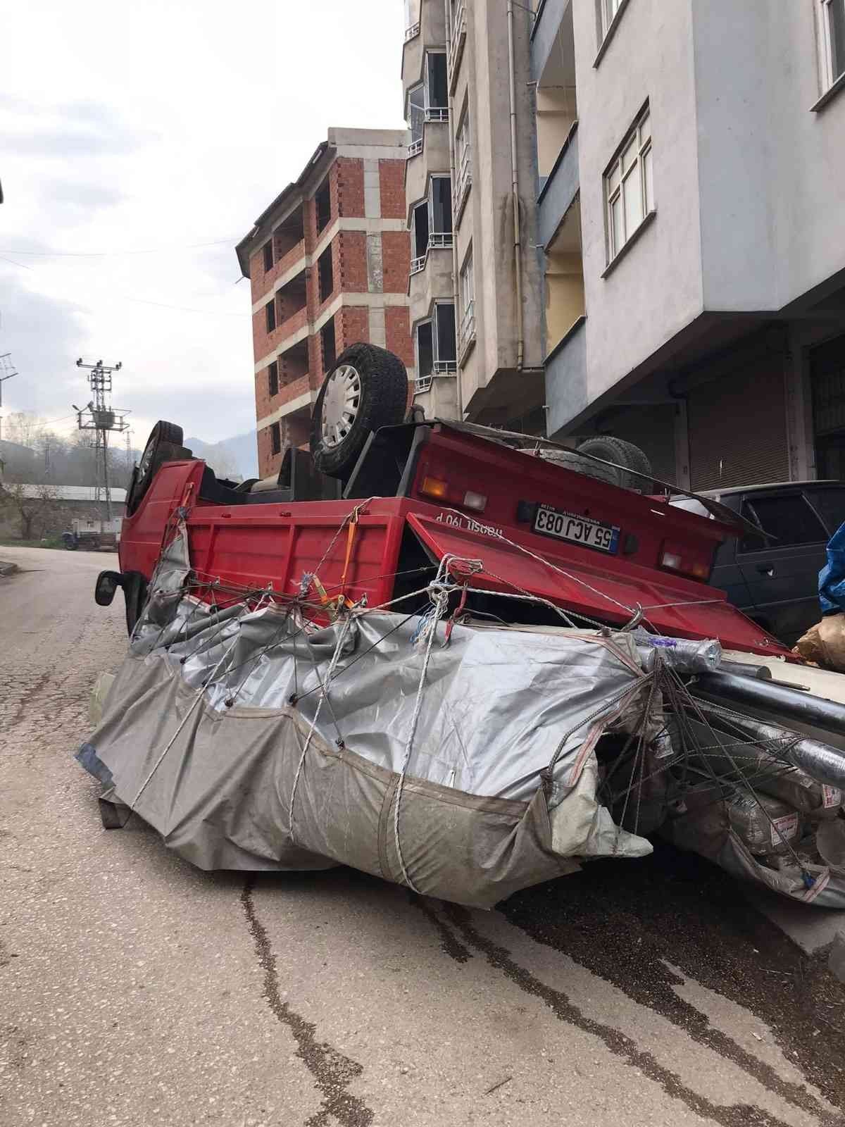 Freni patlayan kamyonet takla attı