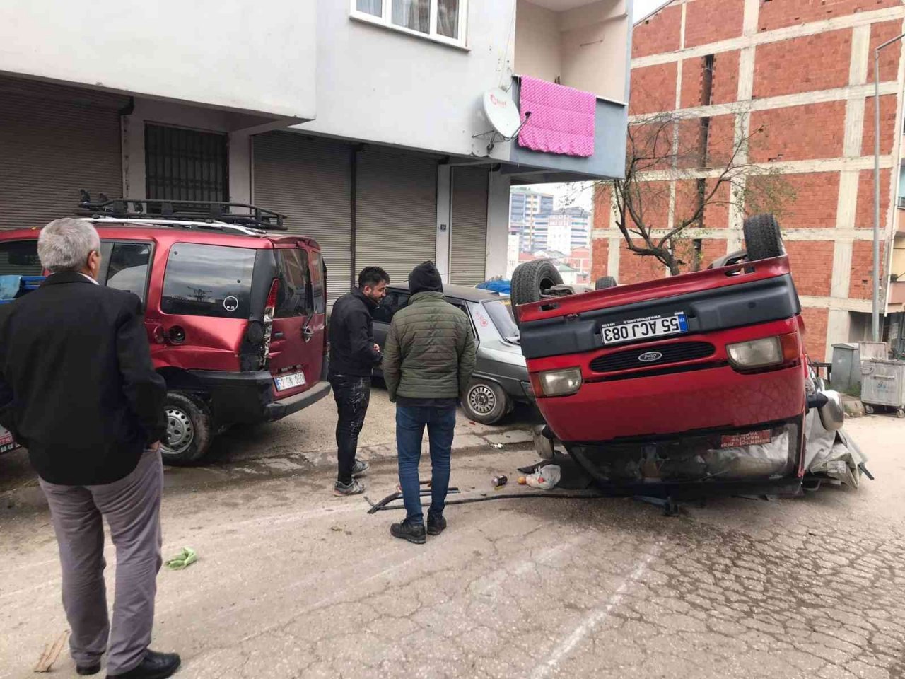 Freni patlayan kamyonet takla attı