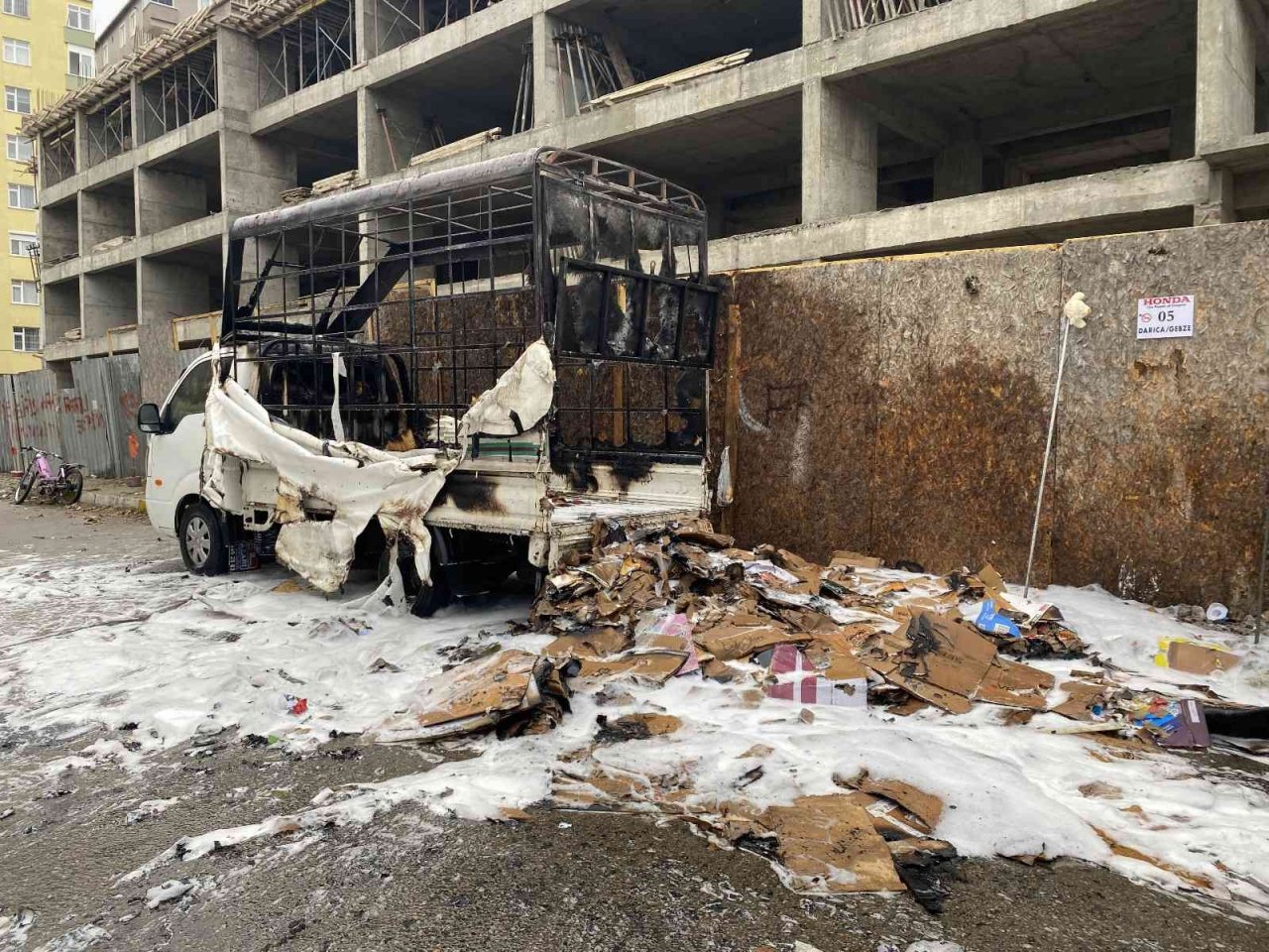 Maltepe’de kağıt yüklü kamyonet alev alev yandı