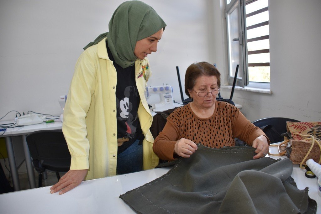 Kocasinan Akademi Kursiyerleri Çocuklarının Elbiselerini Kendileri Dikiyor