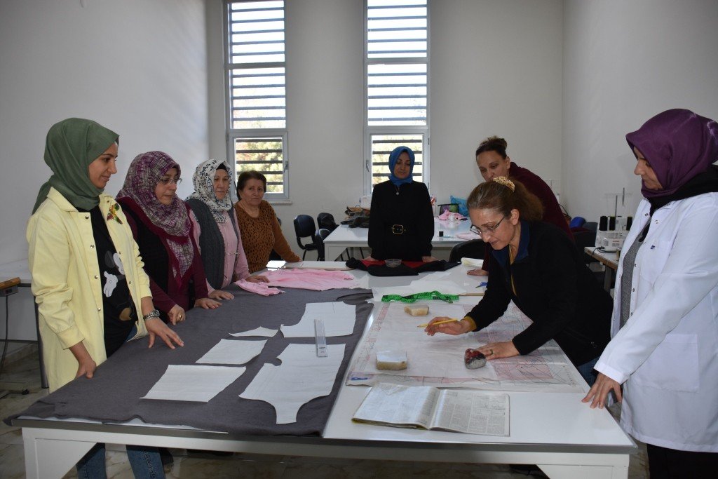 Kocasinan Akademi Kursiyerleri Çocuklarının Elbiselerini Kendileri Dikiyor