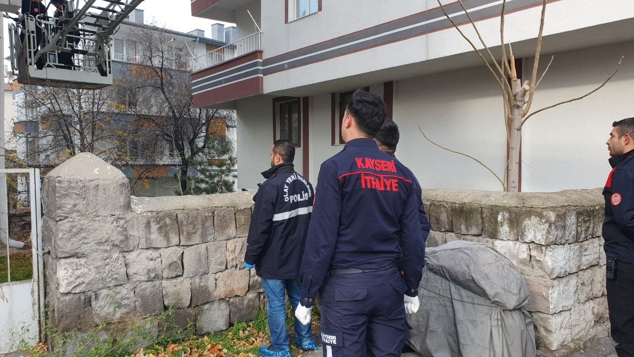 Yaşlı kadın, balkonda iple asılmış halde bulundu