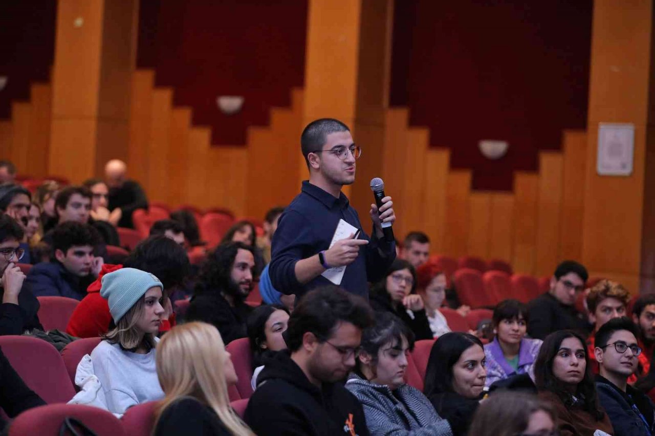 DEÜ, NASA’daki Türk astrofizikçiyi öğrencilerle buluşturdu