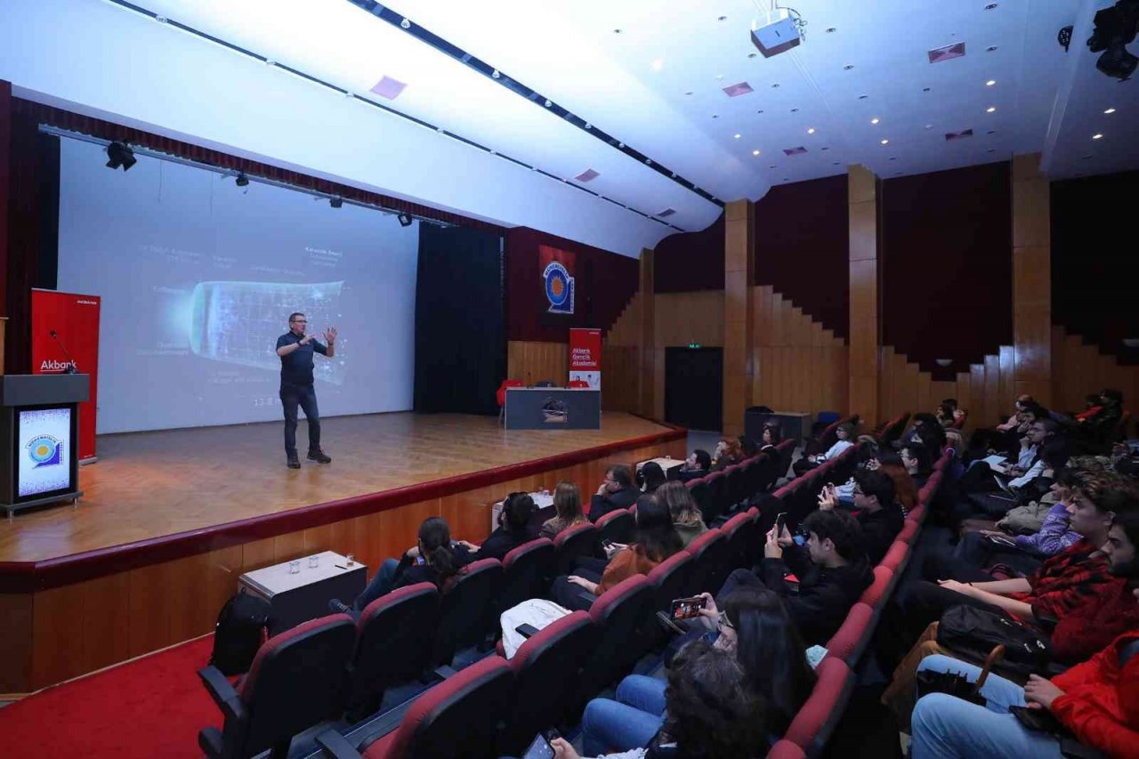 DEÜ, NASA’daki Türk astrofizikçiyi öğrencilerle buluşturdu