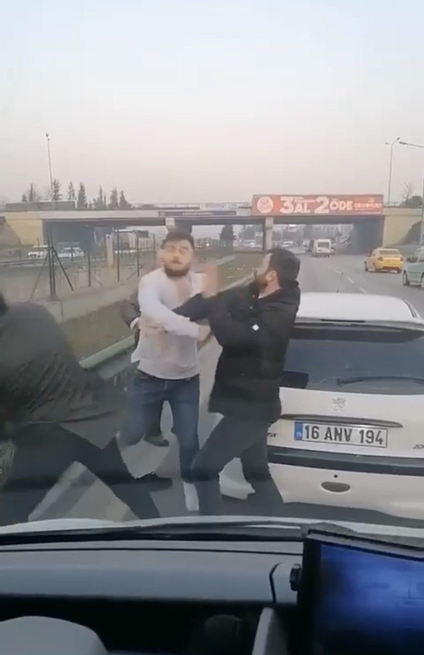 Trafikte yol verme kavgası ringleri aratmadı, o anlar kameralarda