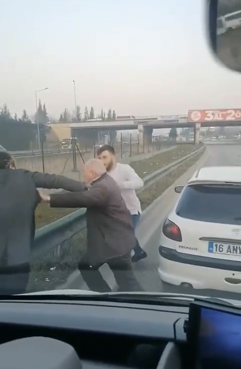 Trafikte yol verme kavgası ringleri aratmadı, o anlar kameralarda
