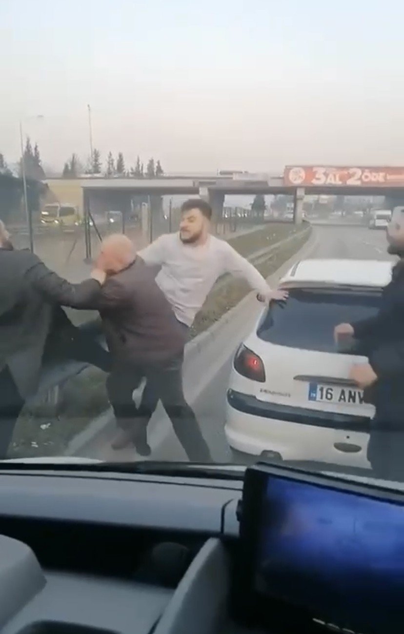 Trafikte yol verme kavgası ringleri aratmadı, o anlar kameralarda