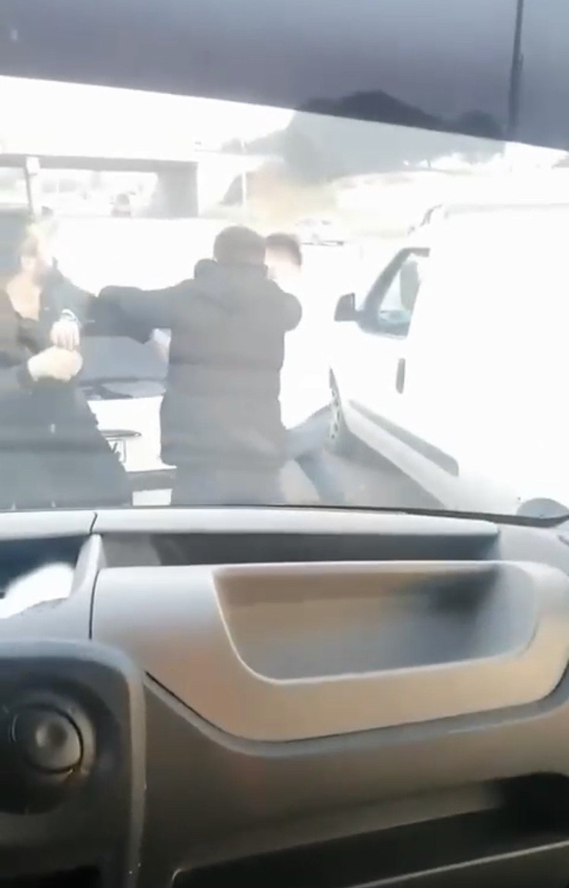 Trafikte yol verme kavgası ringleri aratmadı, o anlar kameralarda