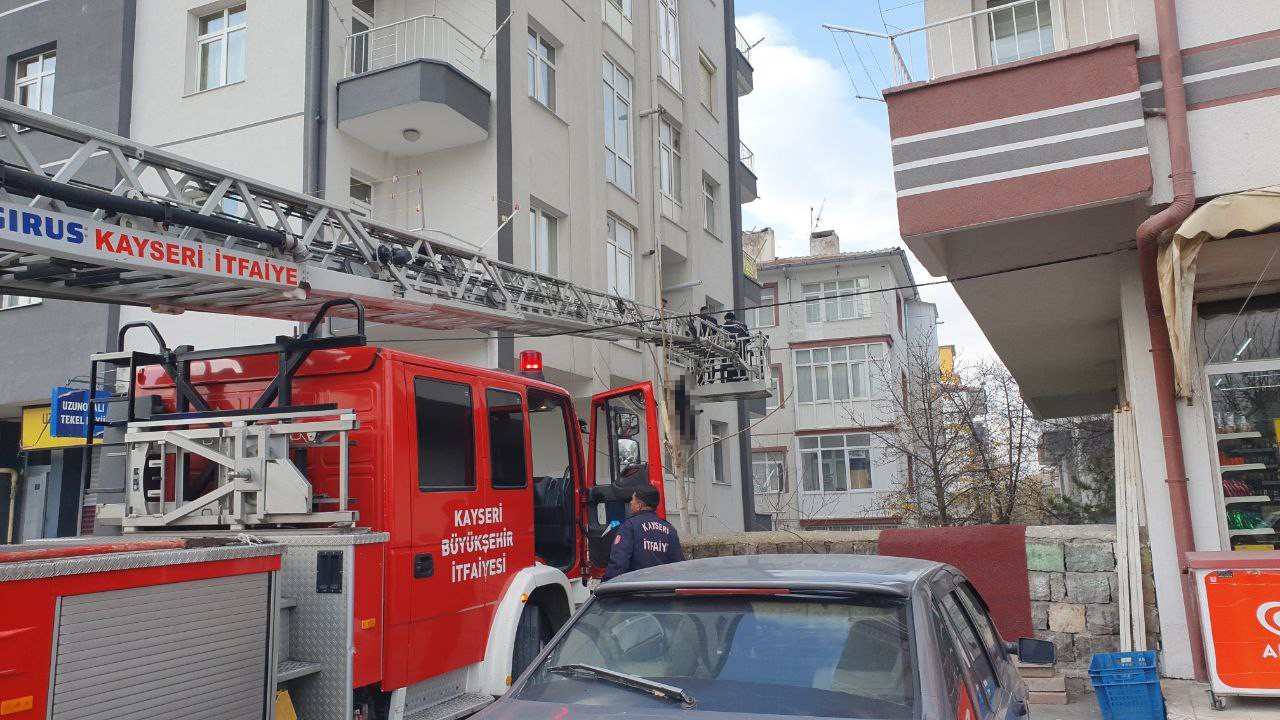 Yaşlı kadın, balkonda iple asılmış halde bulundu