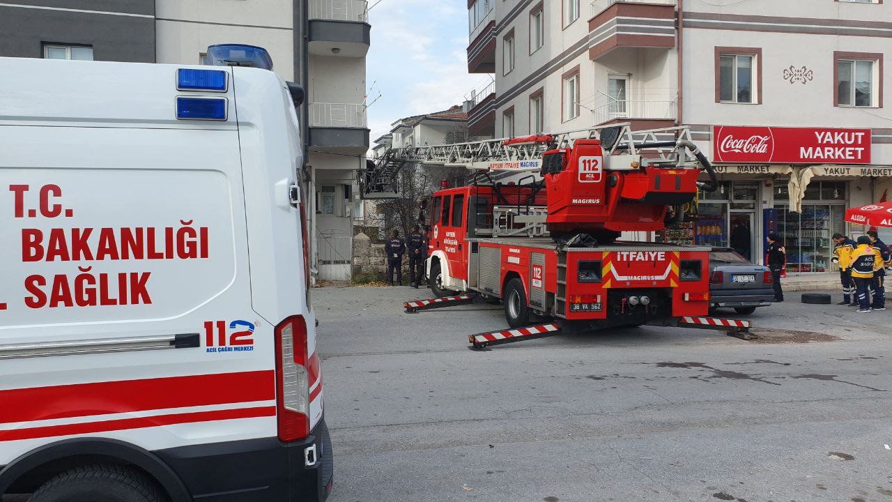 Yaşlı kadın, balkonda iple asılmış halde bulundu