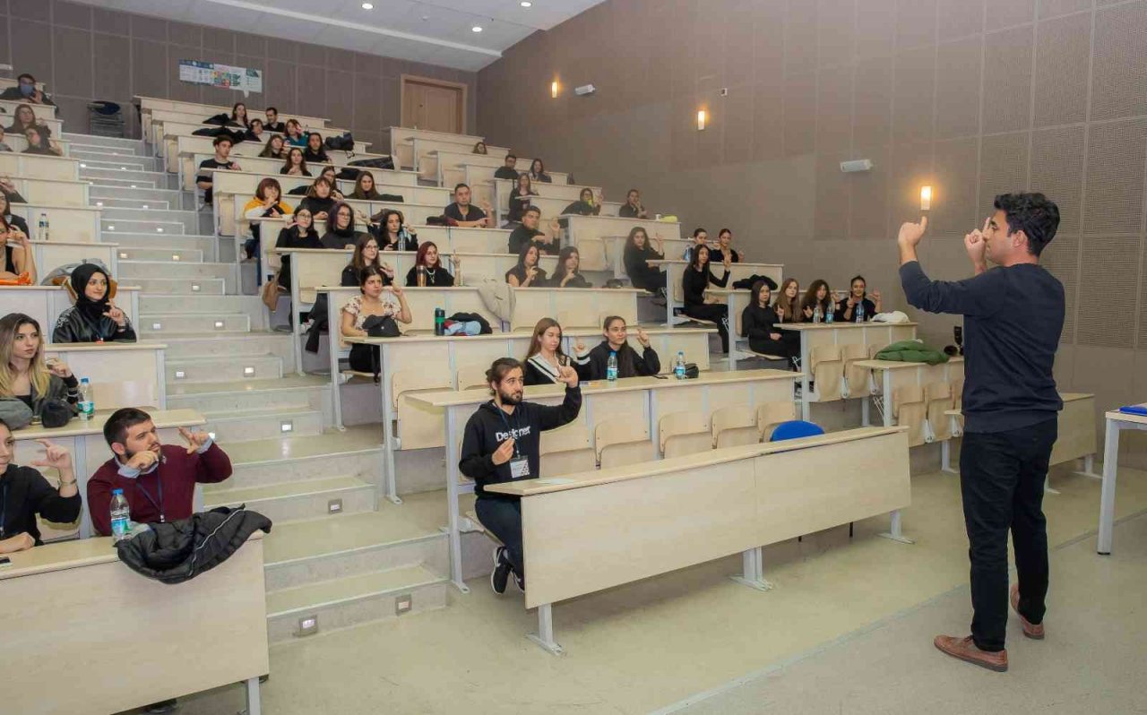 Elleriyle konuşmayı öğrendiler