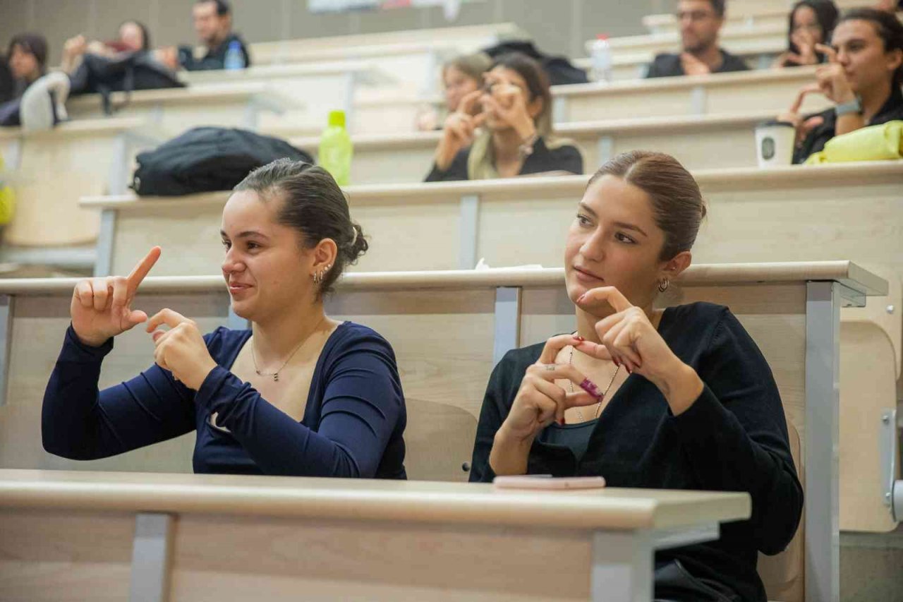 Elleriyle konuşmayı öğrendiler