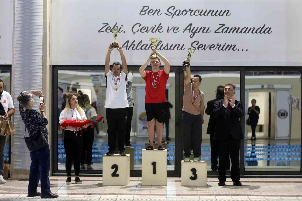 Yenimahalle’nin engelsiz kulaçları şov yaptı