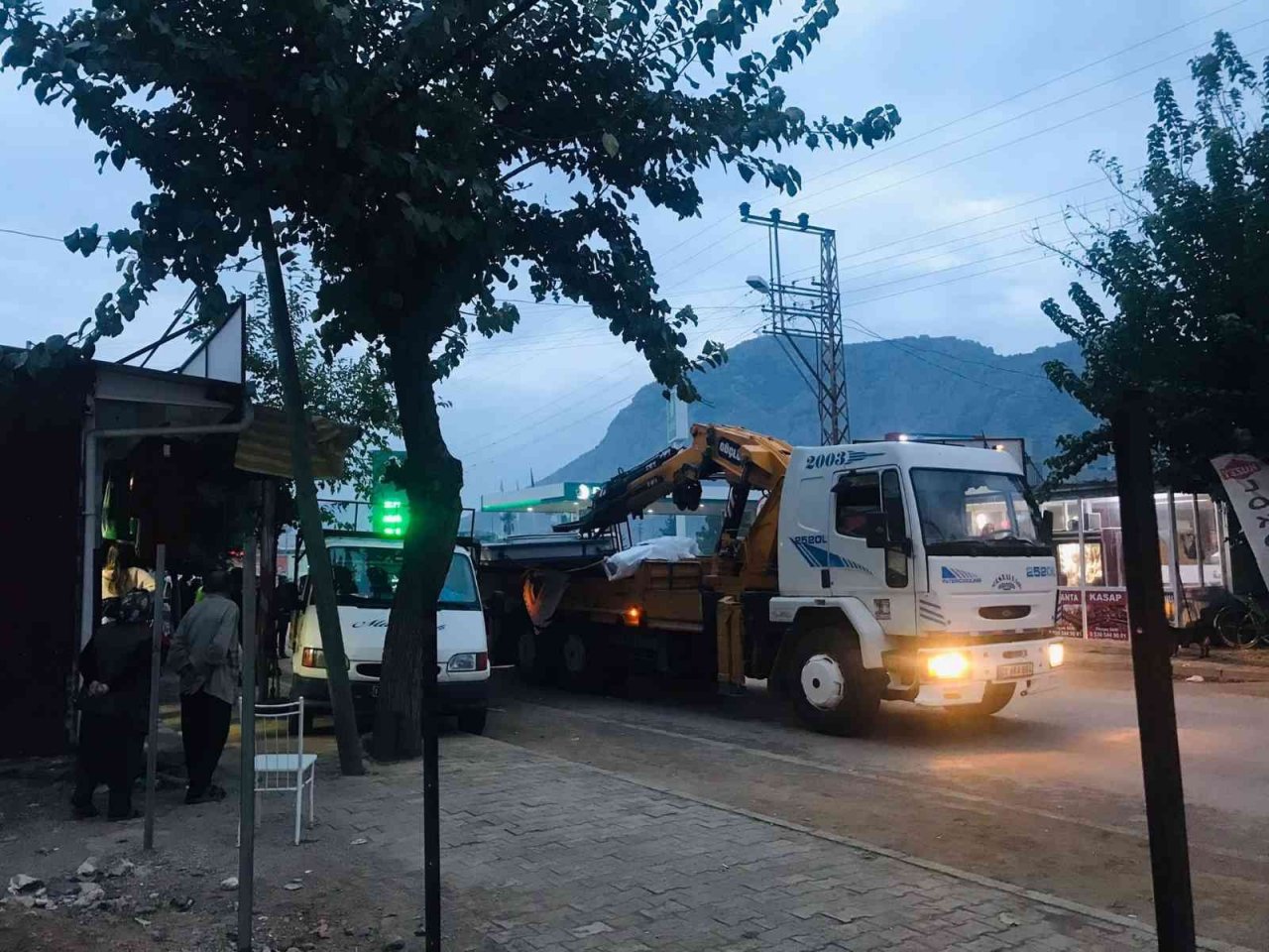 Vincin çarptığı park halindeki transit savruldu yayayı yaraladı