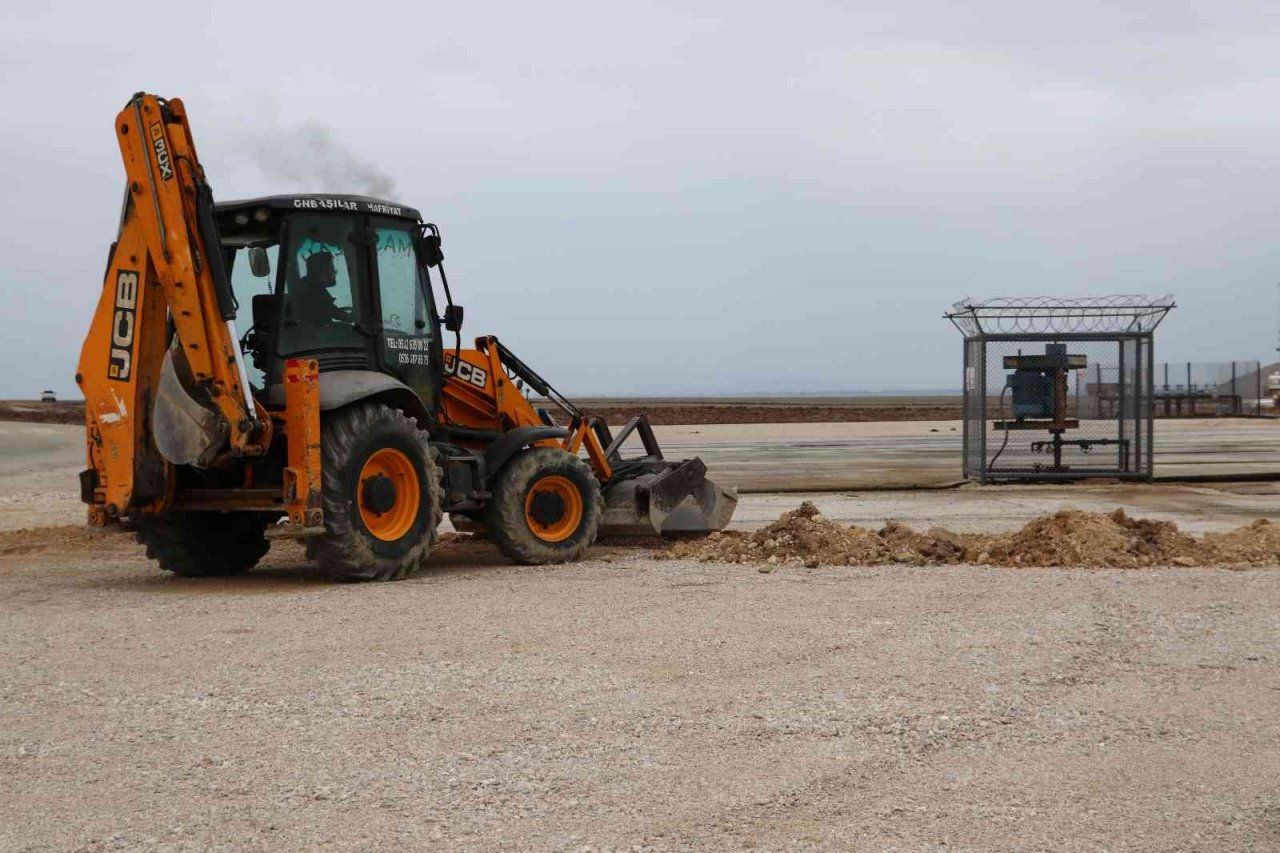 Adana’da su seviyesinde çıktı: "Çukurova 7" isimli kuyudan petrol fışkırdı