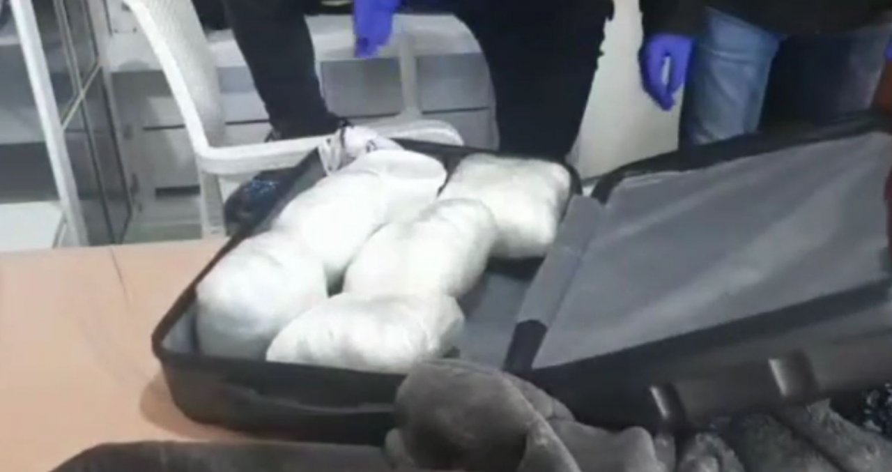Jandarmanın baskın yaptığı evde bir valiz dolusu uyuşturucu ele geçirildi