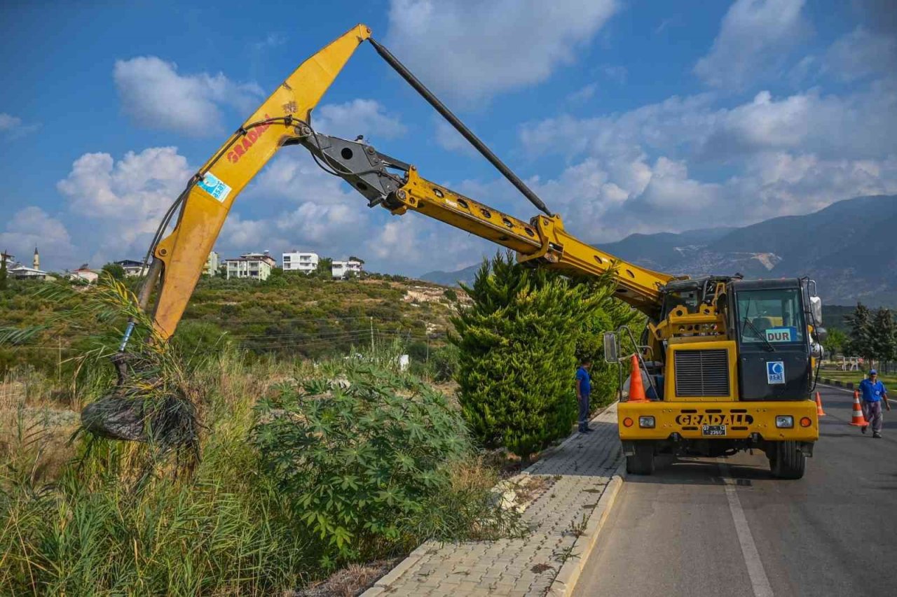 Demre’de yağmur suyu kanalları temizleniyor
